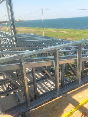 Montage de la structure métallique légère pour un projet de maison de 250 mètres carrés thumbnail