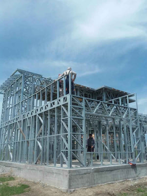 Montage de la structure métallique légère pour un projet de maison de 250 mètres carrés thumbnail