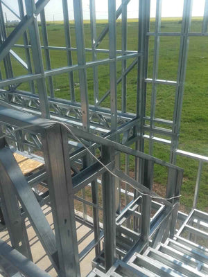 Montage de la structure métallique légère pour un projet de maison de 250 mètres carrés thumbnail