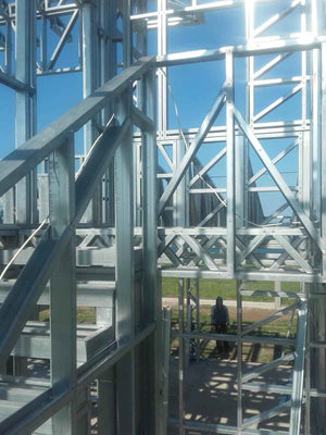 Montage de la structure métallique légère pour un projet de maison de 250 mètres carrés thumbnail