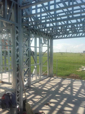 Montage de la structure métallique légère pour un projet de maison de 250 mètres carrés thumbnail
