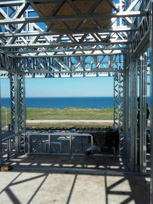 Montage de la structure métallique légère pour un projet de maison de 250 mètres carrés thumbnail