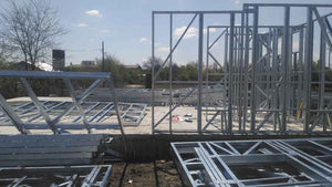 Montage de la structure métallique légère pour un projet de maison de 260 mètres carrés thumbnail