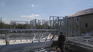 Montage de la structure métallique légère pour un projet de maison de 260 mètres carrés thumbnail