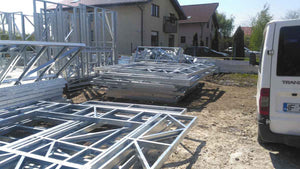 Montage de la structure métallique légère pour un projet de maison de 260 mètres carrés thumbnail