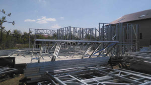 Montage de la structure métallique légère pour un projet de maison de 260 mètres carrés thumbnail