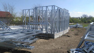 Montage de la structure métallique légère pour un projet de maison de 260 mètres carrés thumbnail