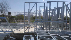 Montage de la structure métallique légère pour un projet de maison de 260 mètres carrés thumbnail
