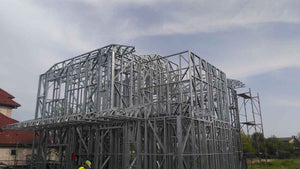 Montage de la structure métallique légère pour un projet de maison de 260 mètres carrés thumbnail
