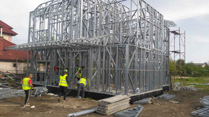 Montage de la structure métallique légère pour un projet de maison de 260 mètres carrés thumbnail