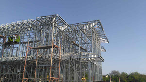 Montage de la structure métallique légère pour un projet de maison de 260 mètres carrés thumbnail