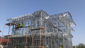 Montage de la structure métallique légère pour un projet de maison de 260 mètres carrés thumbnail