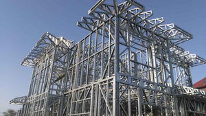 Montage de la structure métallique légère pour un projet de maison de 260 mètres carrés thumbnail