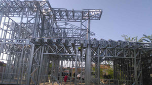 Montage de la structure métallique légère pour un projet de maison de 260 mètres carrés thumbnail