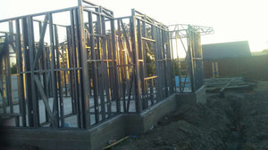 Montage de la structure métallique pour un projet de maison clé en main de 72 mètres carrés thumbnail
