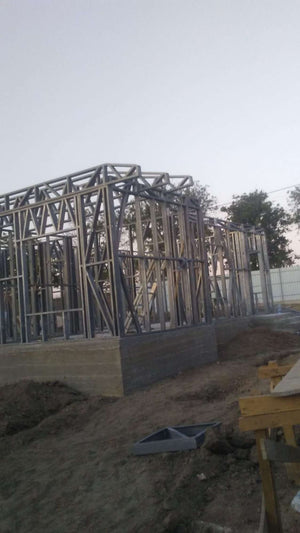 Montage de la structure métallique pour un projet de maison clé en main de 72 mètres carrés thumbnail
