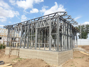 Montage de la structure métallique pour un projet de maison clé en main de 72 mètres carrés thumbnail