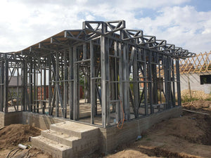 Montage de la structure métallique pour un projet de maison clé en main de 72 mètres carrés thumbnail