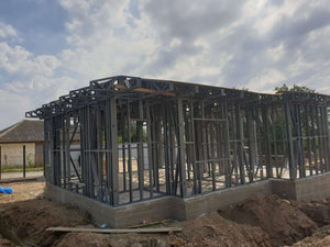 Montage de la structure métallique pour un projet de maison clé en main de 72 mètres carrés thumbnail