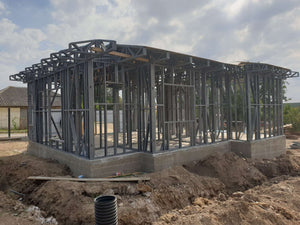 Montage de la structure métallique pour un projet de maison clé en main de 72 mètres carrés thumbnail