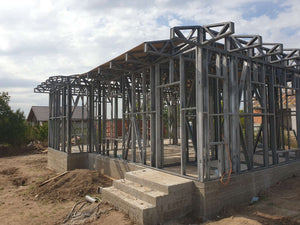 Montage de la structure métallique pour un projet de maison clé en main de 72 mètres carrés thumbnail