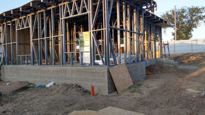 Montage de la structure métallique pour un projet de maison clé en main de 72 mètres carrés thumbnail