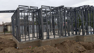Montage de la structure métallique pour un projet de maison clé en main de 72 mètres carrés thumbnail