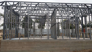 Montage de la structure métallique pour un projet de maison clé en main de 72 mètres carrés thumbnail