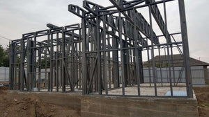 Montage de la structure métallique pour un projet de maison clé en main de 72 mètres carrés thumbnail