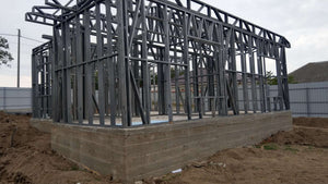 Montage de la structure métallique pour un projet de maison clé en main de 72 mètres carrés thumbnail