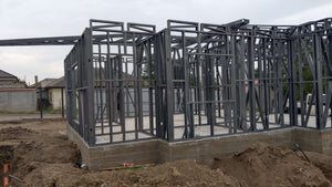 Montage de la structure métallique pour un projet de maison clé en main de 72 mètres carrés thumbnail