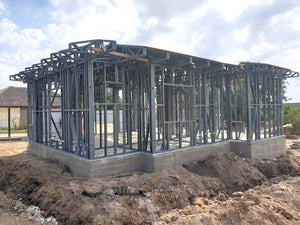 Montage de la structure métallique pour un projet de maison clé en main de 72 mètres carrés thumbnail
