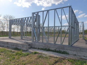 Montage de la structure métallique des murs pour une maison de 320 mètres carrés à Snagov thumbnail