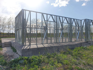 Montage de la structure métallique des murs pour une maison de 320 mètres carrés à Snagov thumbnail