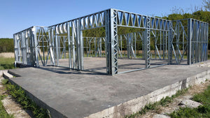 Montage de la structure métallique des murs pour une maison de 320 mètres carrés à Snagov thumbnail