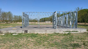 Montage de la structure métallique des murs pour une maison de 320 mètres carrés à Snagov thumbnail