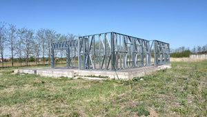Montage de la structure métallique des murs pour une maison de 320 mètres carrés à Snagov thumbnail