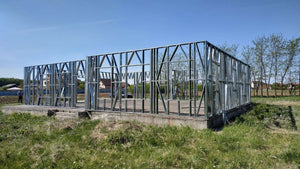 Montage de la structure métallique des murs pour une maison de 320 mètres carrés à Snagov thumbnail