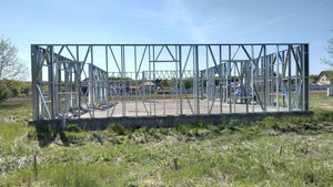 Montage de la structure métallique des murs pour une maison de 320 mètres carrés à Snagov thumbnail