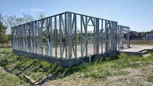 Montage de la structure métallique des murs pour une maison de 320 mètres carrés à Snagov thumbnail