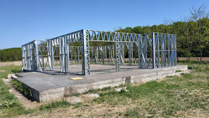Montage de la structure métallique des murs pour une maison de 320 mètres carrés à Snagov thumbnail