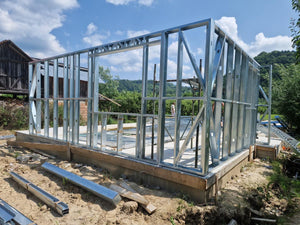 Montage de la structure métallique pour un projet de maison avec étage de 206 mètres carrés thumbnail