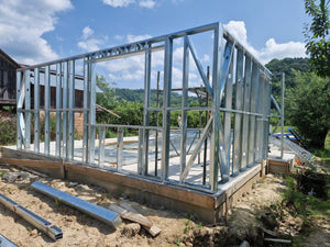 Montage de la structure métallique pour un projet de maison avec étage de 206 mètres carrés thumbnail