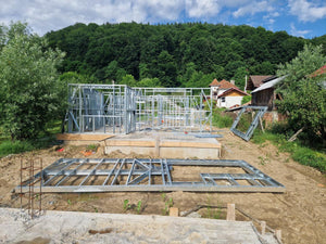Montage de la structure métallique pour un projet de maison avec étage de 206 mètres carrés thumbnail