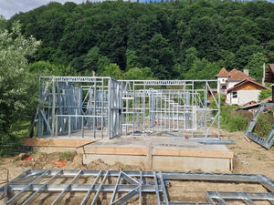 Montage de la structure métallique pour un projet de maison avec étage de 206 mètres carrés thumbnail