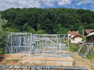 Montage de la structure métallique pour un projet de maison avec étage de 206 mètres carrés thumbnail