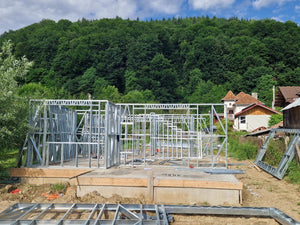 Montage de la structure métallique pour un projet de maison avec étage de 206 mètres carrés thumbnail