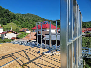 Montage de la structure métallique pour un projet de maison avec étage de 206 mètres carrés thumbnail