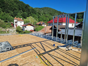Montage de la structure métallique pour un projet de maison avec étage de 206 mètres carrés thumbnail