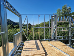 Montage de la structure métallique pour un projet de maison avec étage de 206 mètres carrés thumbnail